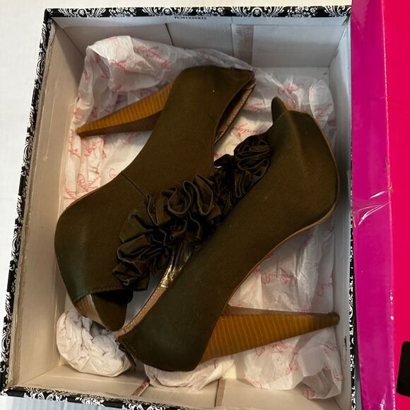 Unbranded Olive Green Peep Toe Heels with Ruffle Detail, Size 9 Women's - Picture 6 of 6